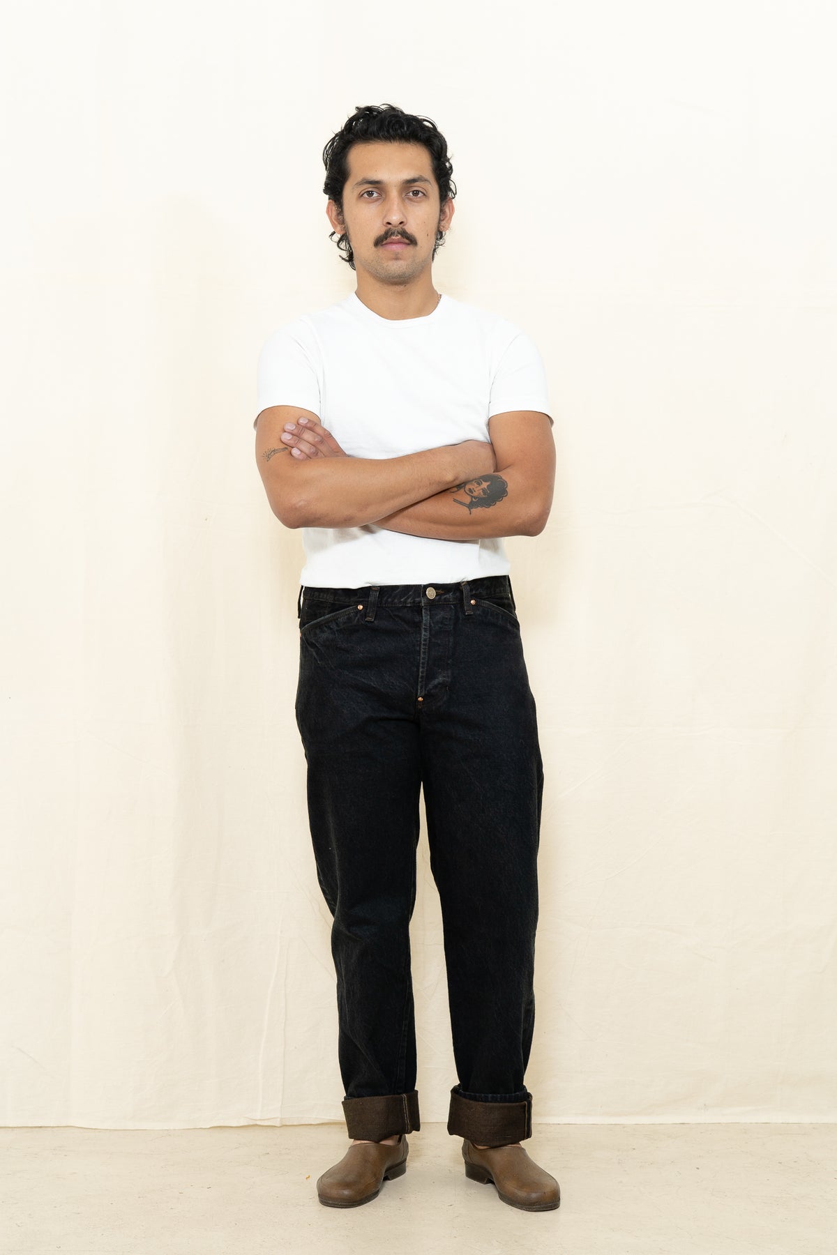 Tender Tapered Jeans in Brown Hat