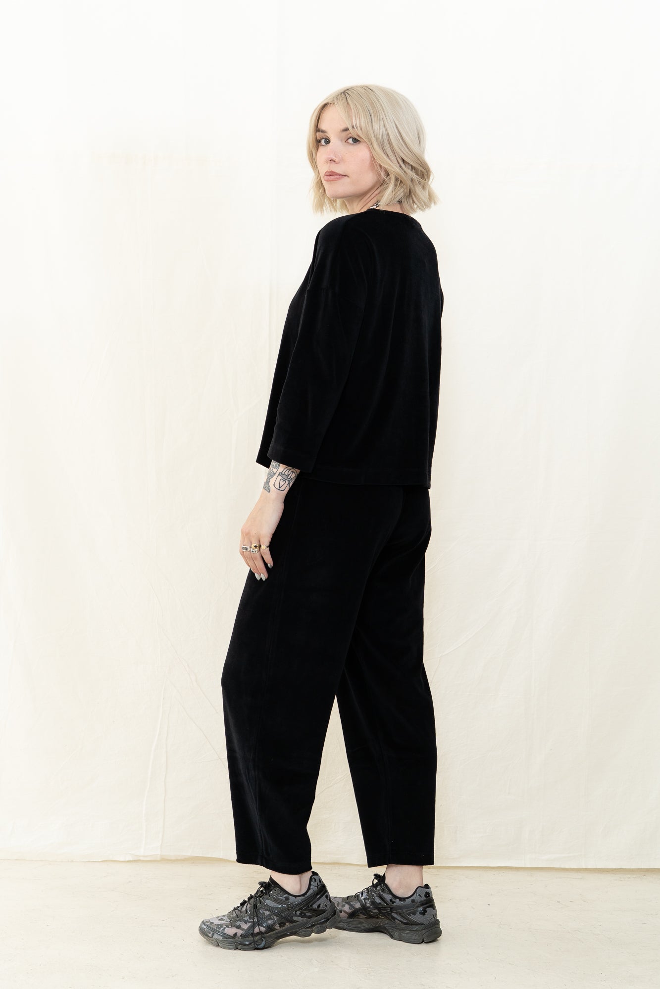 Beaumont Organic Divya Velour Top in Black