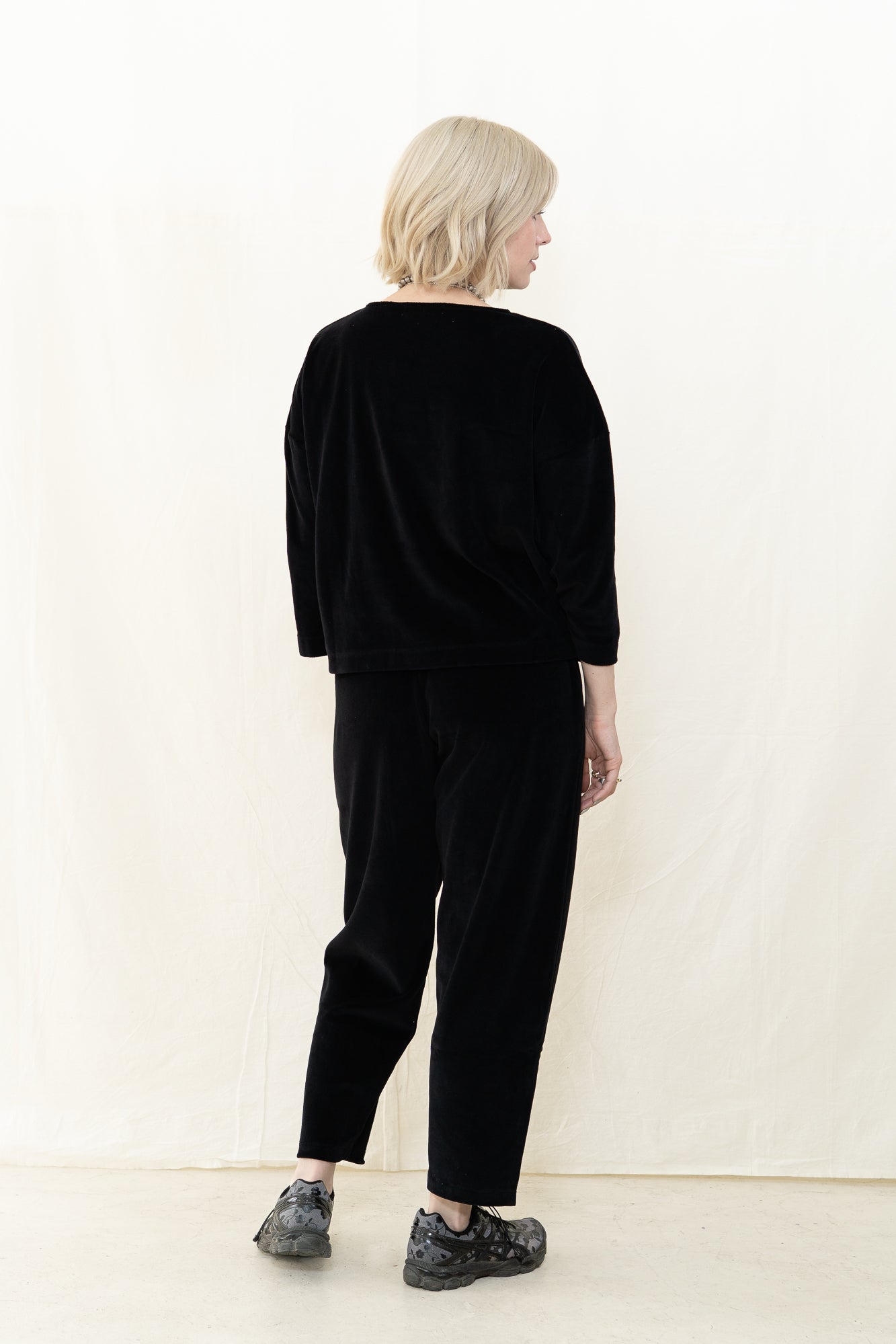 Beaumont Organic Divya Velour Top in Black