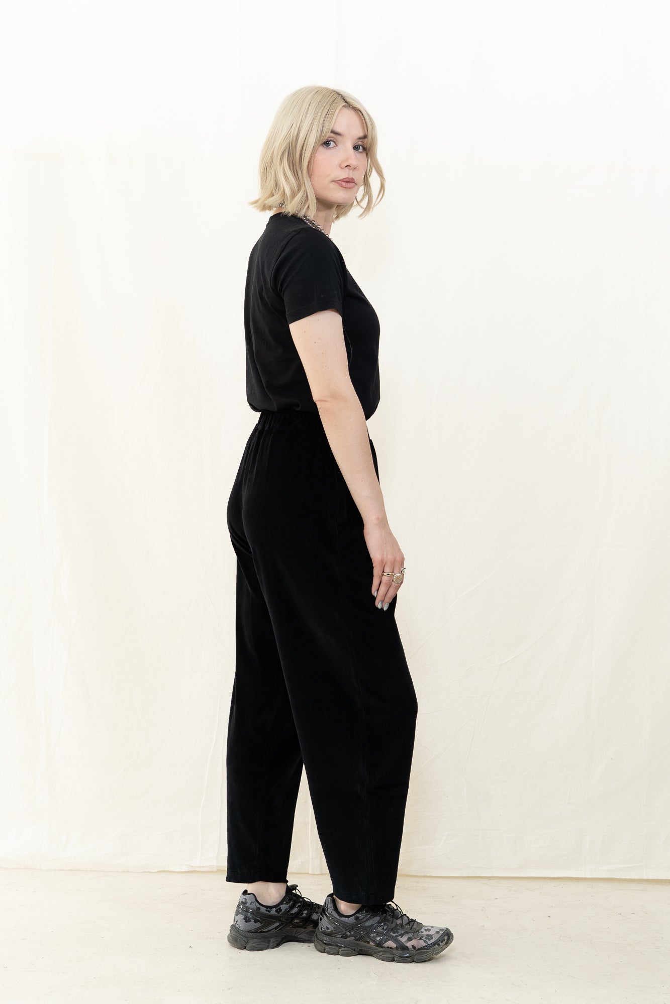 Beaumont Organic Tara Velour Pant in Black