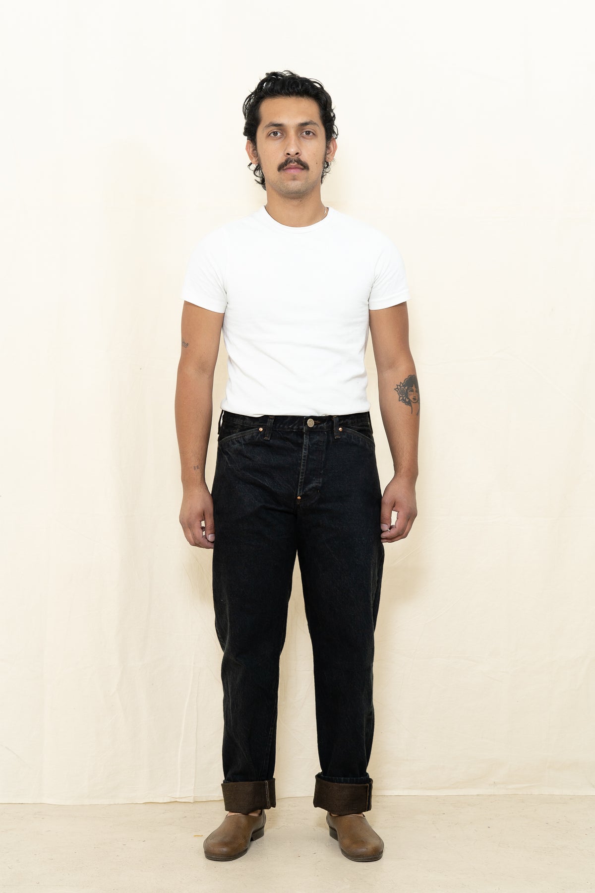 Tender Tapered Jeans in Brown Hat