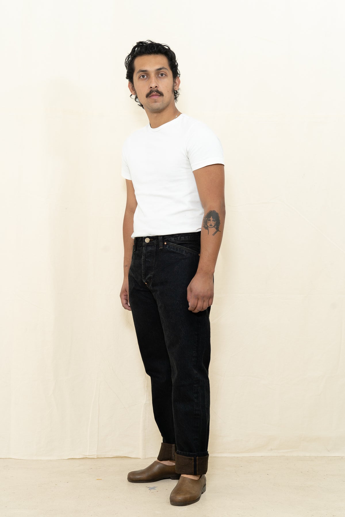Tender Tapered Jeans in Brown Hat