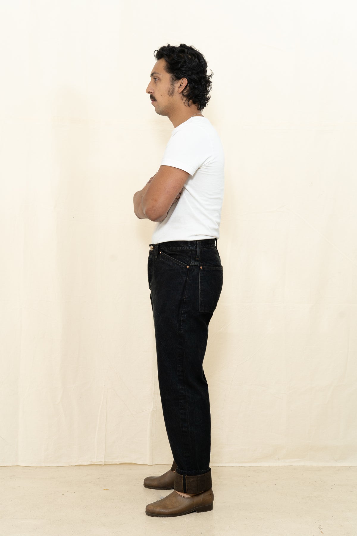 Tender Tapered Jeans in Brown Hat