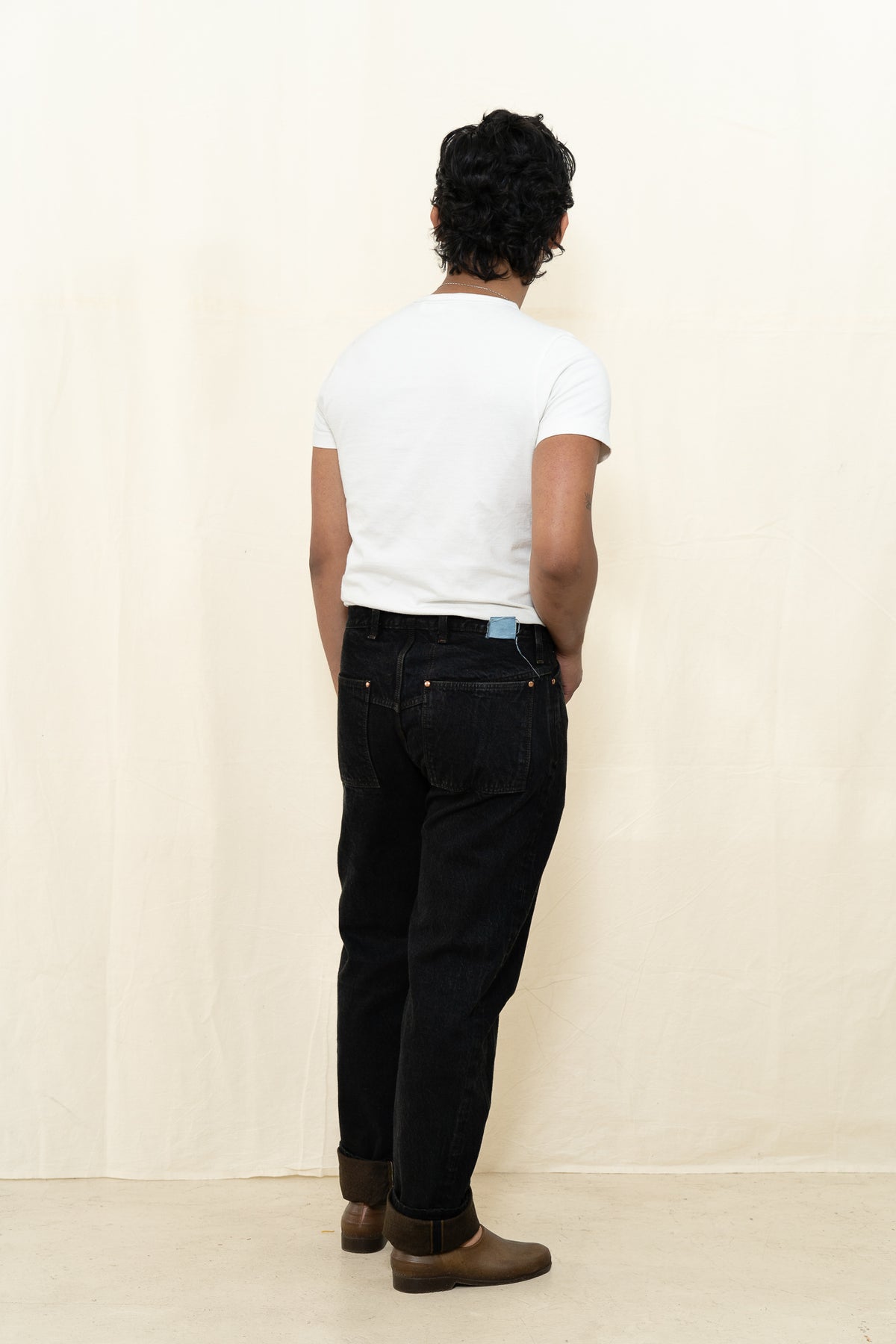 Tender Tapered Jeans in Brown Hat